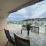 Mrvica Apartment